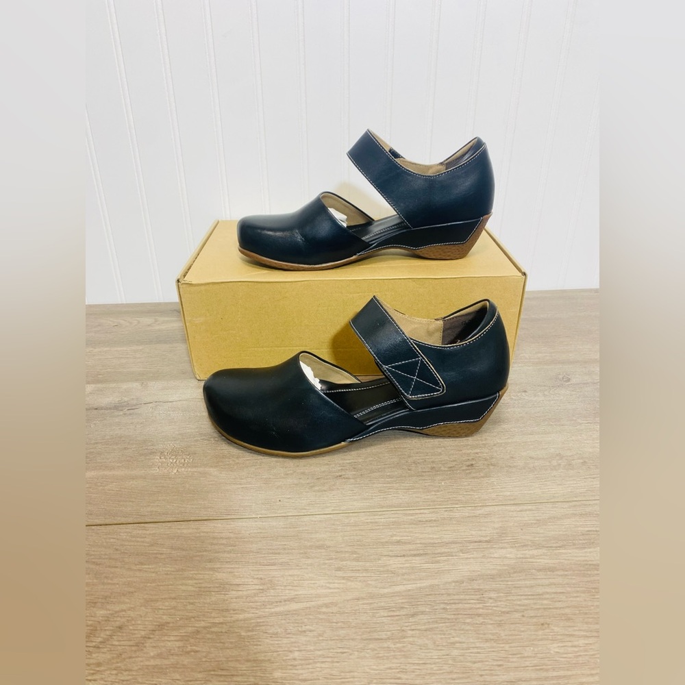 Brand new woman L'artiste Mary Jane Gloss Shoes size 9.5 no box